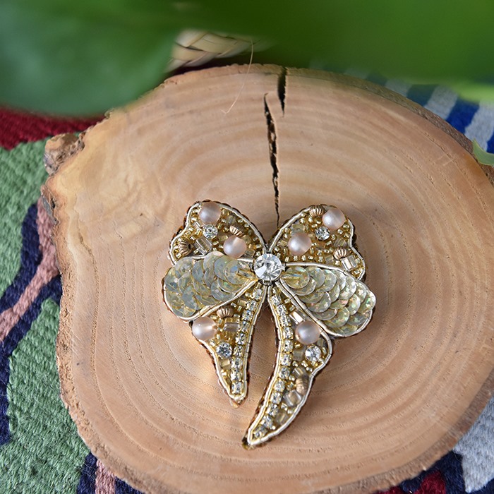 سنجاق سینه جواهر دوزی طرح پاپیون دنباله‌دار