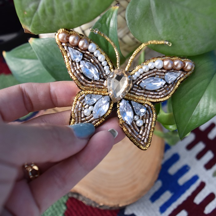 سنجاق سینه جواهر‌دوزی طرح پروانه