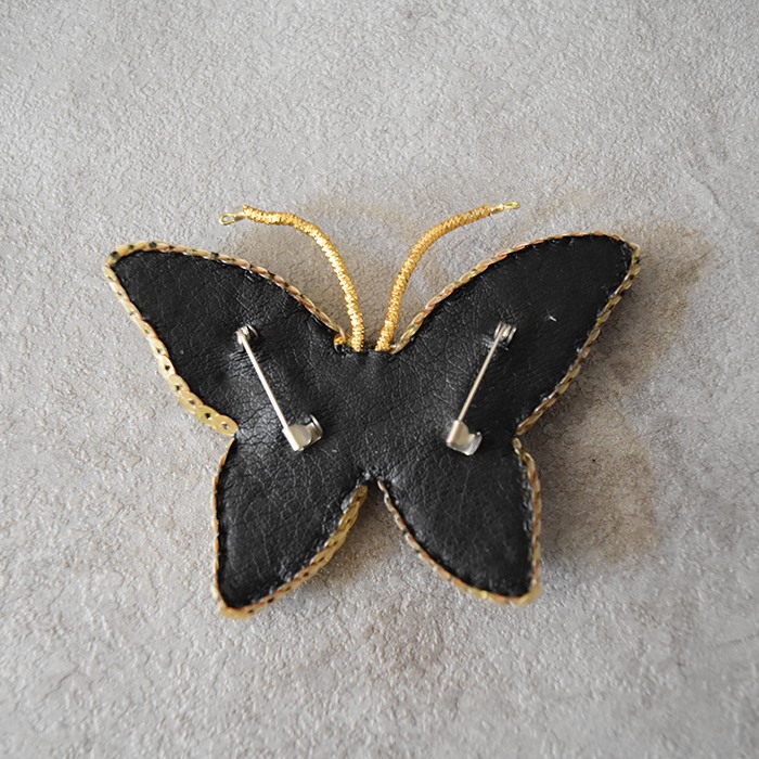 سنجاق سینه جواهر‌دوزی طرح پروانه