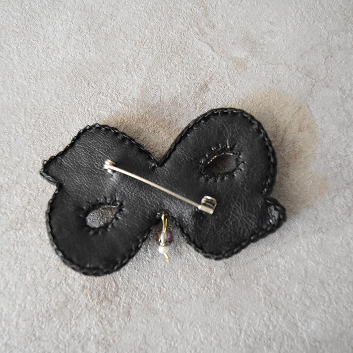 سنجاق سینه جواهر‌دوزی طرح پاپیون