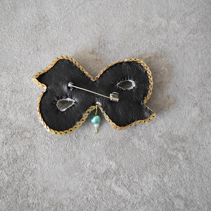 سنجاق سینه جواهر‌دوزی طرح پاپیون