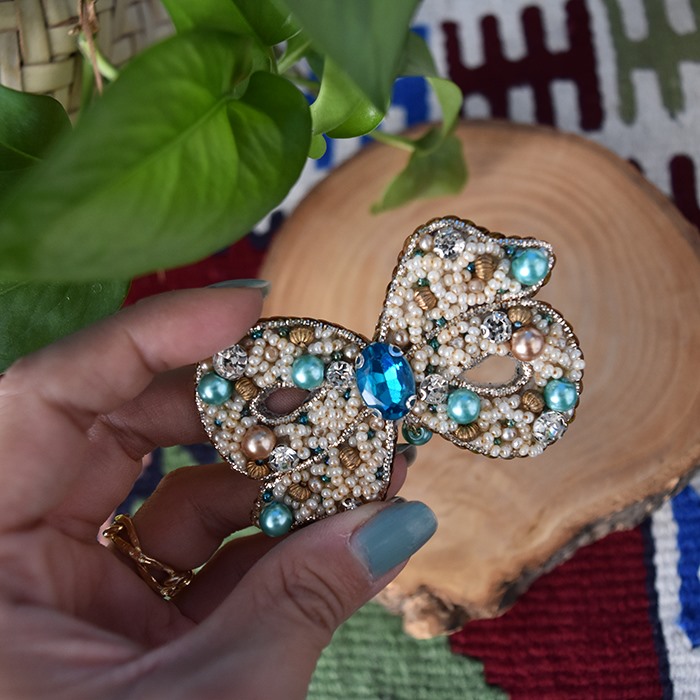 سنجاق سینه جواهر‌دوزی طرح پاپیون