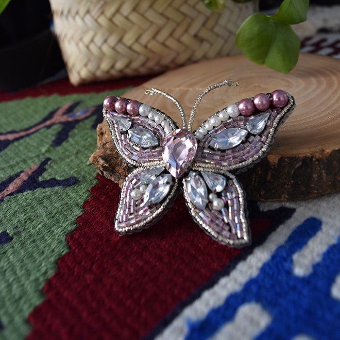 سنجاق سینه جواهر‌دوزی طرح پروانه