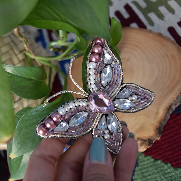 سنجاق سینه جواهر‌دوزی طرح پروانه