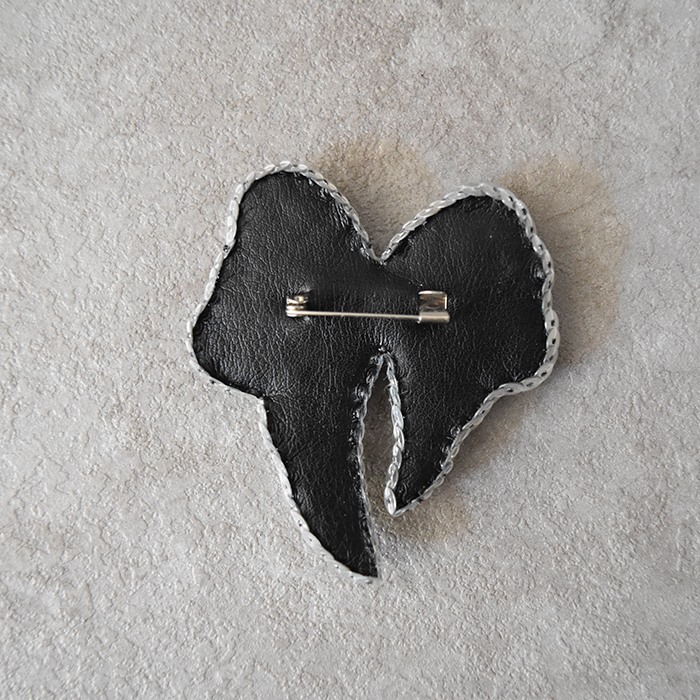 سنجاق سینه جواهردوزی طرح پاپیون دنباله‌دار