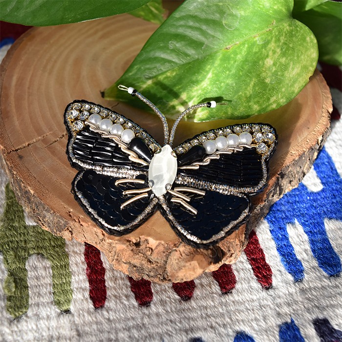 سنجاق سینه طرح پروانه سفید