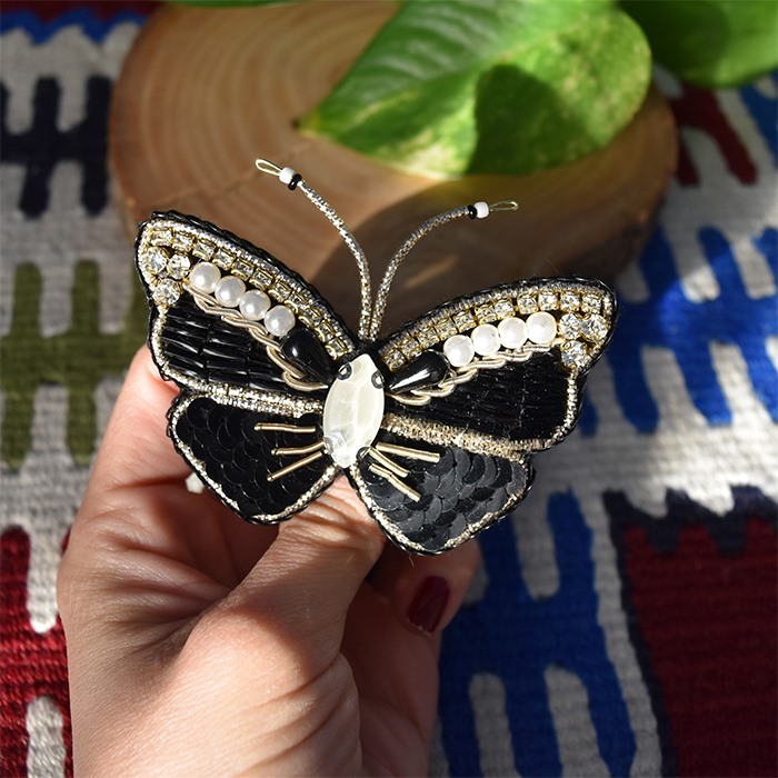 سنجاق سینه طرح پروانه سفید