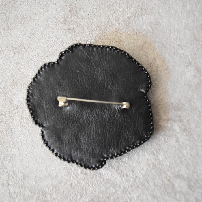 سنجاق سینه دست ساز طرح گل