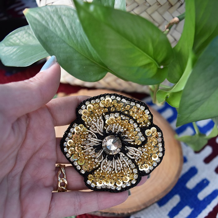 سنجاق سینه دست ساز طرح گل