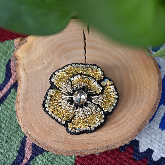 سنجاق سینه دست ساز طرح گل