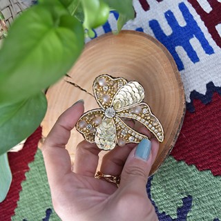 سنجاق سینه جواهر دوزی طرح پاپیون دنباله‌دار
