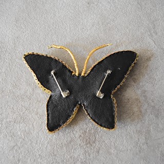 سنجاق سینه جواهر‌دوزی طرح پروانه