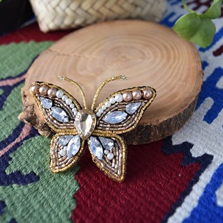 سنجاق سینه جواهر‌دوزی طرح پروانه