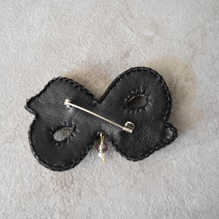 سنجاق سینه جواهر‌دوزی طرح پاپیون