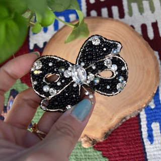 سنجاق سینه جواهر‌دوزی طرح پاپیون