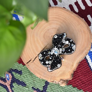 سنجاق سینه جواهر‌دوزی طرح پاپیون