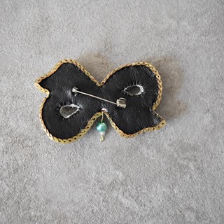 سنجاق سینه جواهر‌دوزی طرح پاپیون