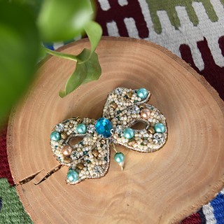 سنجاق سینه جواهر‌دوزی طرح پاپیون