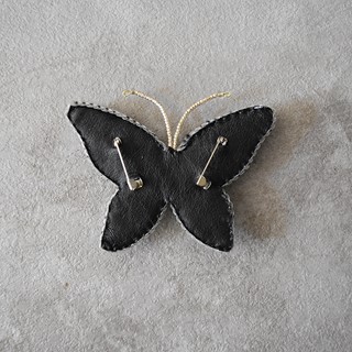 سنجاق سینه جواهر‌دوزی طرح پروانه