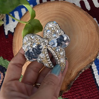 سنجاق سینه جواهردوزی طرح پاپیون دنباله‌دار