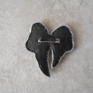 سنجاق سینه جواهردوزی طرح پاپیون دنباله‌دار