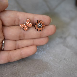 گوشواره میخی مدل گل و پروانه