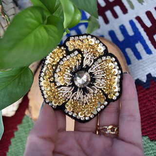 سنجاق سینه دست ساز طرح گل