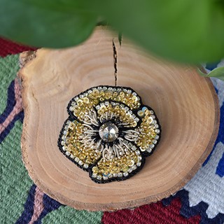 سنجاق سینه دست ساز طرح گل