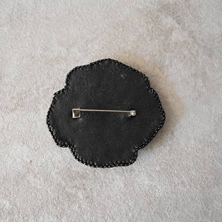 سنجاق سینه جواهر‌دوزی طرح گل