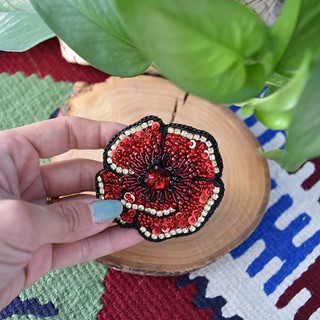 سنجاق سینه جواهر‌دوزی طرح گل