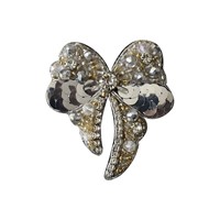 سنجاق سینه جواهردوزی طرح پاپیون دنباله‌دار